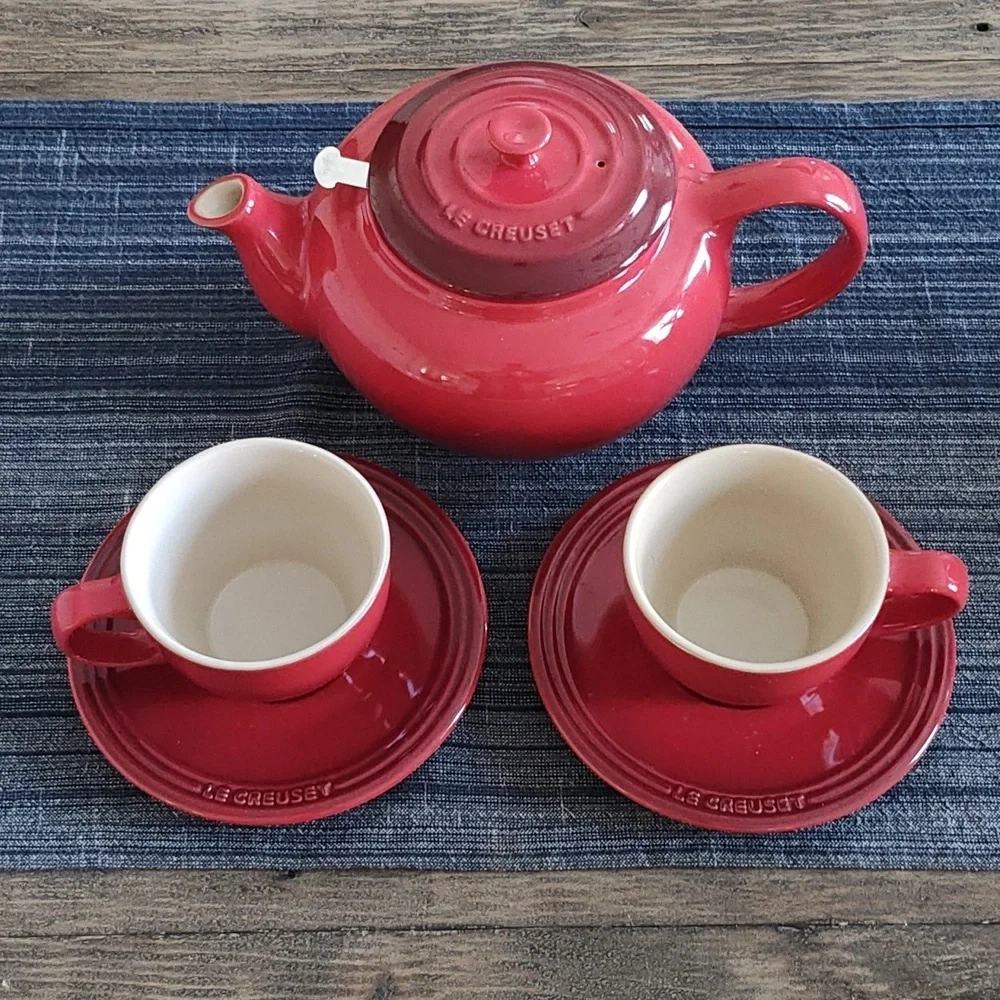 LE CREUSET TEAPOT WITH CUPS AND SAUCER SET